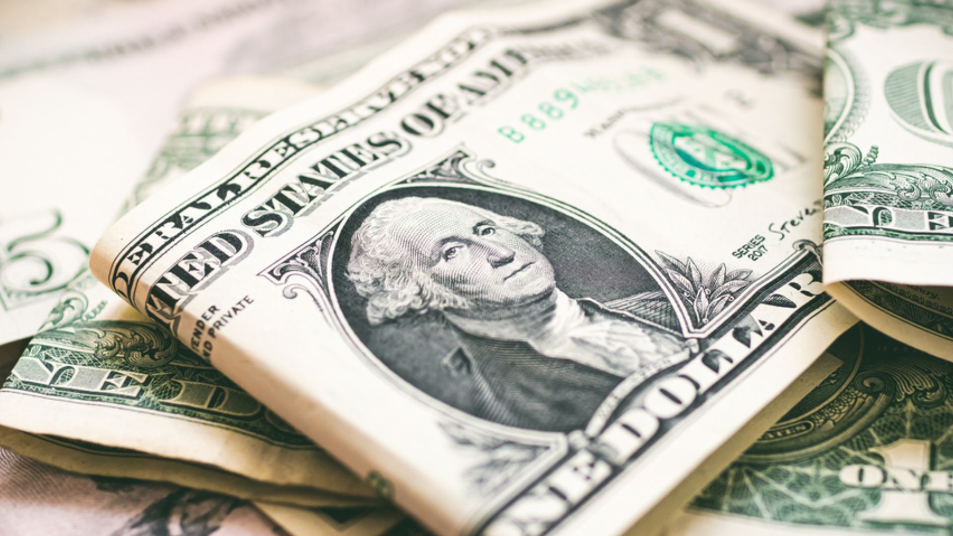 Entenda como atrelar seus investimentos ao dólar (Foto: Pexels_